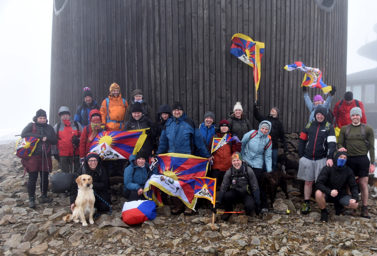 Featured image for “The Tibetan flag flew again on the highest Czech mountain and on parliamentary buildings”